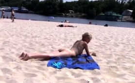 beach-voyeur-finds-a-cute-blonde-teen-with-a-wonderful-ass