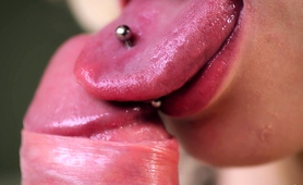 Teen Seductress Services A Cock With Her Mouth And Pussy